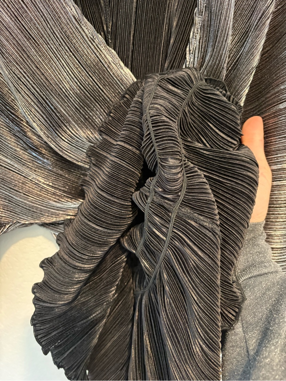 Good American Metallic Plissé Peplum Top Chrome Silver Pleated Blouse Size 1/2 - Picture 9 of 16